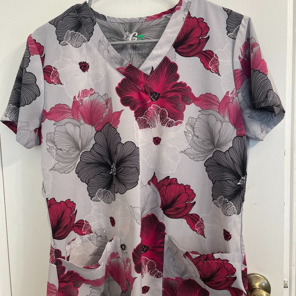 UA Butter-Soft STRETCH Maui Leaf White Print Scrub Top